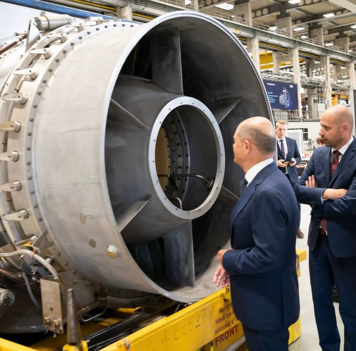 Как канцлер О.Шольц стал "энергетиком" и приехал к турбине "Siemens"