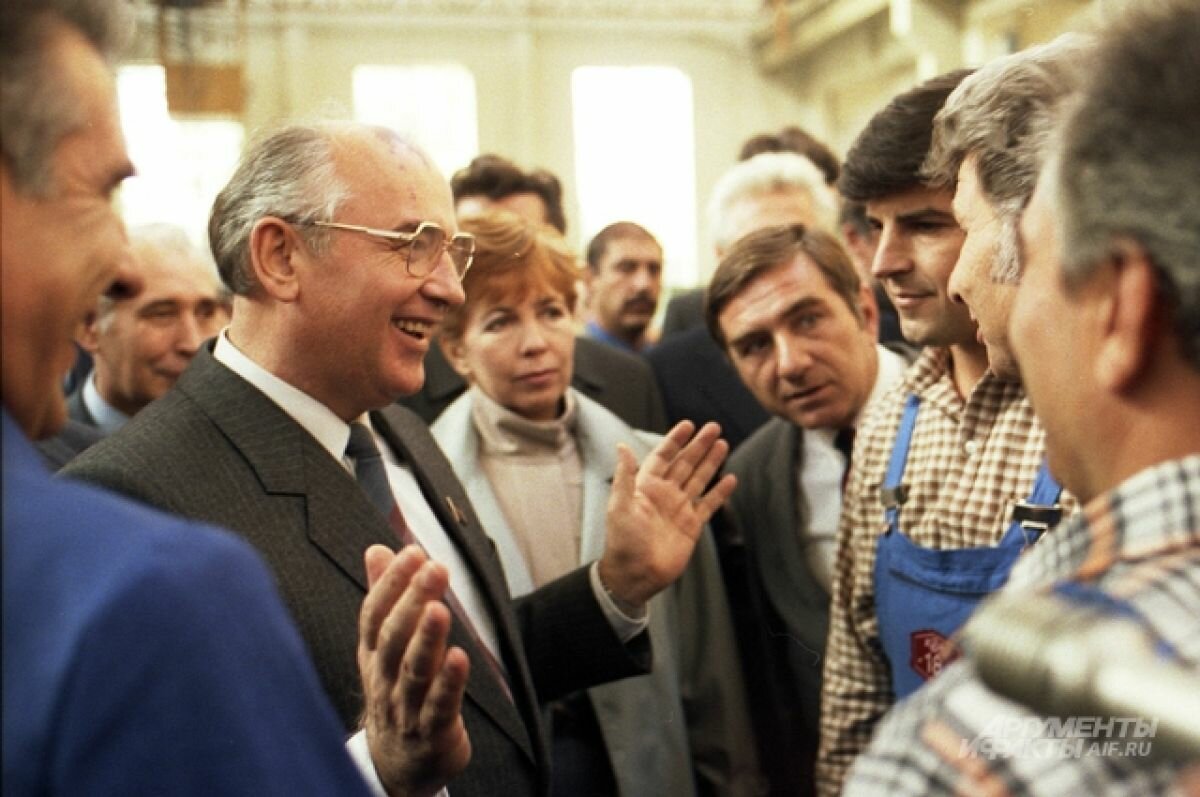 Среди народа. Горбачев Париж 1985. Горбачев Михаил Сергеевич среди народа. Горбачев 1985 г фото. Горбачев на заводе.