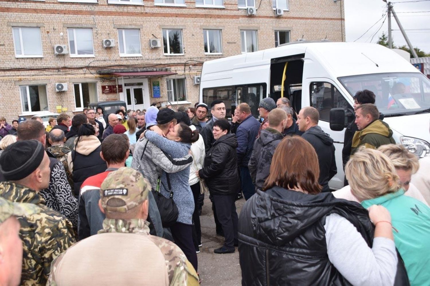 Частичная мобилизация последние новости на сегодня. Очередь мобилизации в России. Мобилизация в Рязани. Мобилизация в России. Очереди мобилизации в Российской.