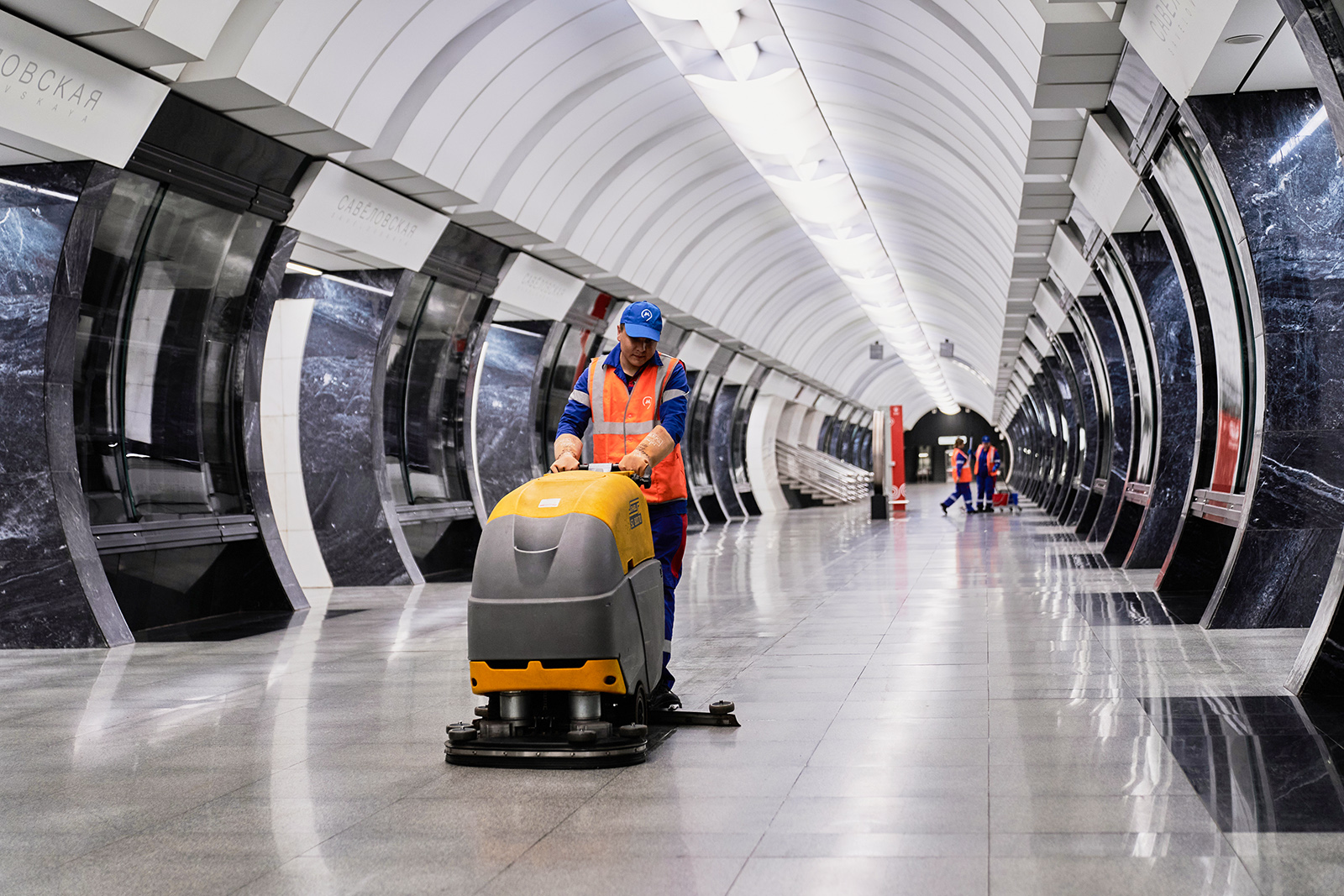 Работа метро ночью москва. Метро Москвы. Поезд метро в тоннеле. Трещина в тоннеле метро. Затопление тоннеля метро в Москве.