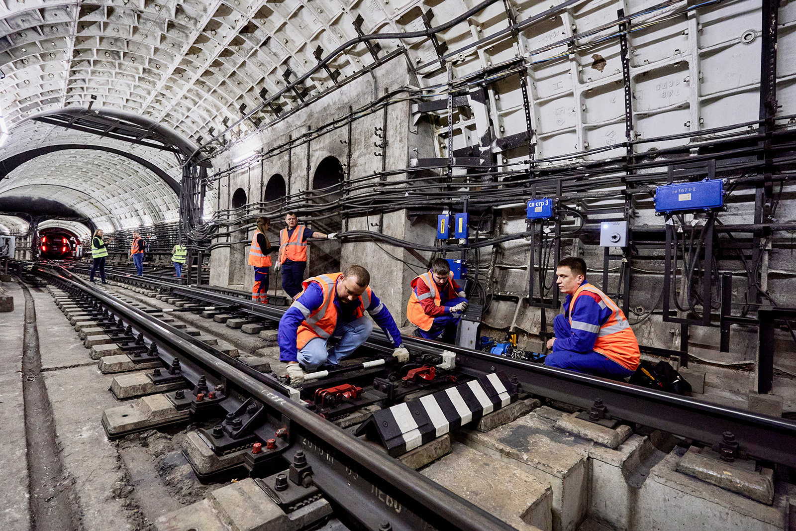 Работники московского метро. Московское метро рельсы. Тоннель метро. Шпалы метрополитена.