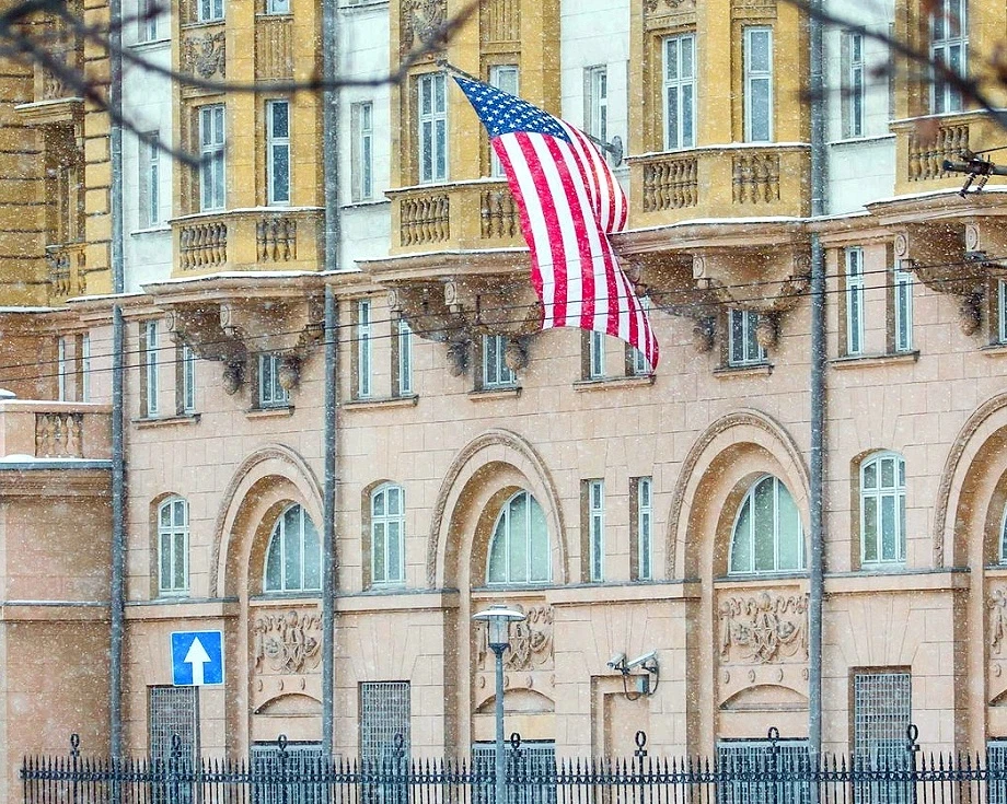 Посольство сша и британии. Генконсульство США В Москве. , Посольство США на Новинском,. Дипломатическое посольство США Москва. Посольство США 1992 год.