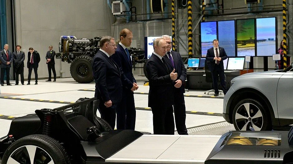 Сбер сжигает мосты. Bloomberg о "реминисценции 90х в РФ". Путин о новой дороге жизни и "привет" на Запад!
