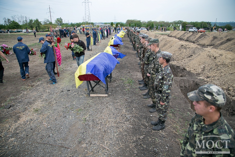 Укропы сегодня. Захоронения украинских солдат. Украина хоронит солдат. Гробы украинских солдат.