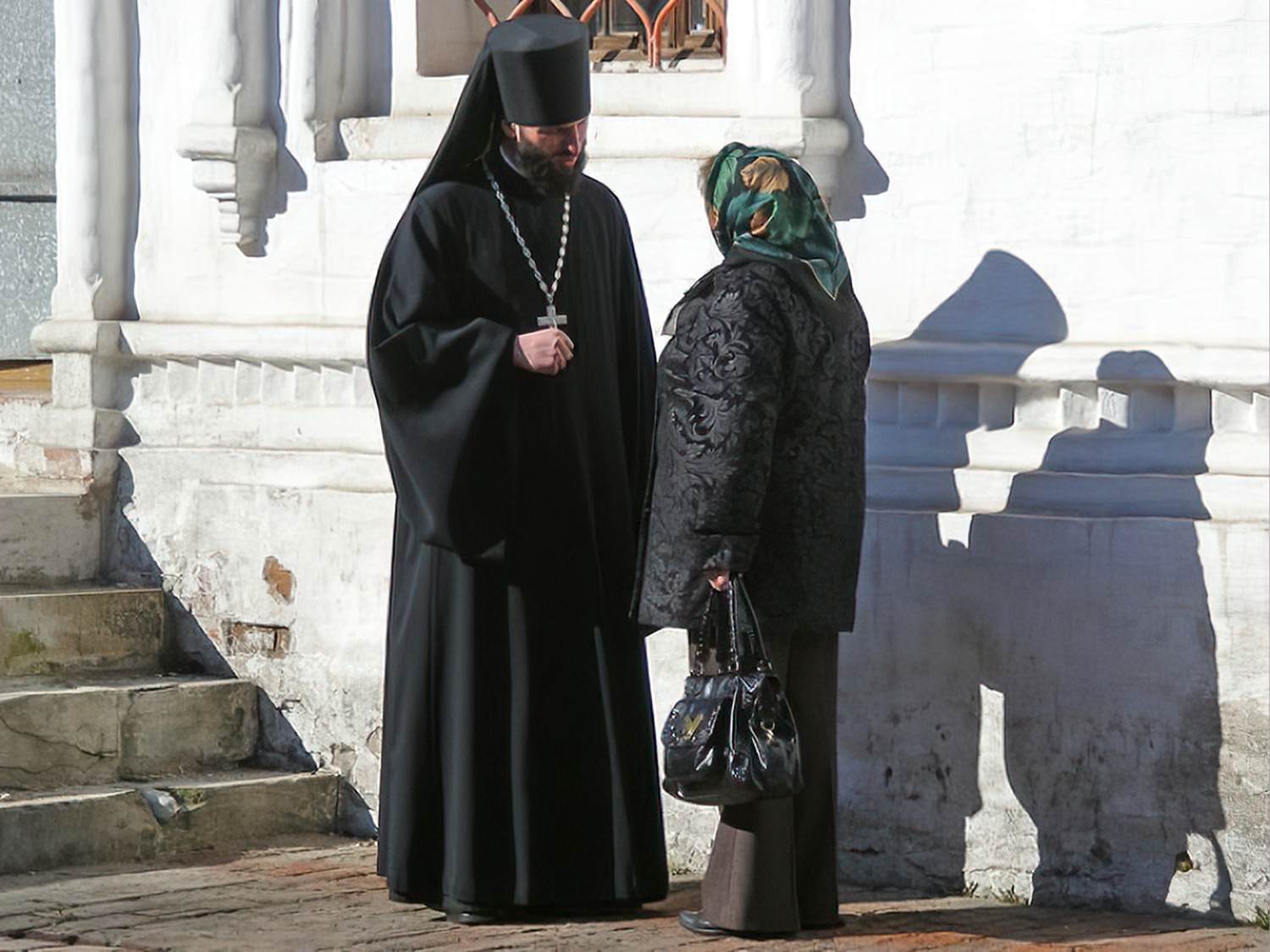Почему монахи считают себя воинами. Досифея монахиня Новоспасский монастырь. Монах в храме. Батюшка с прихожанами. Священник в храме.