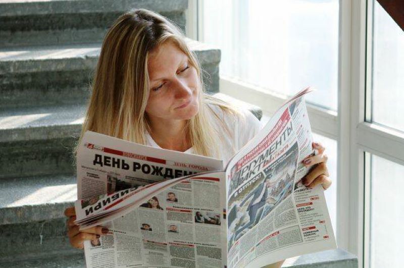 Сайт на котором можно читать. Девушка с газетой. Человек читает газету. Девушка с газетой в руках. Девушка читает газету.