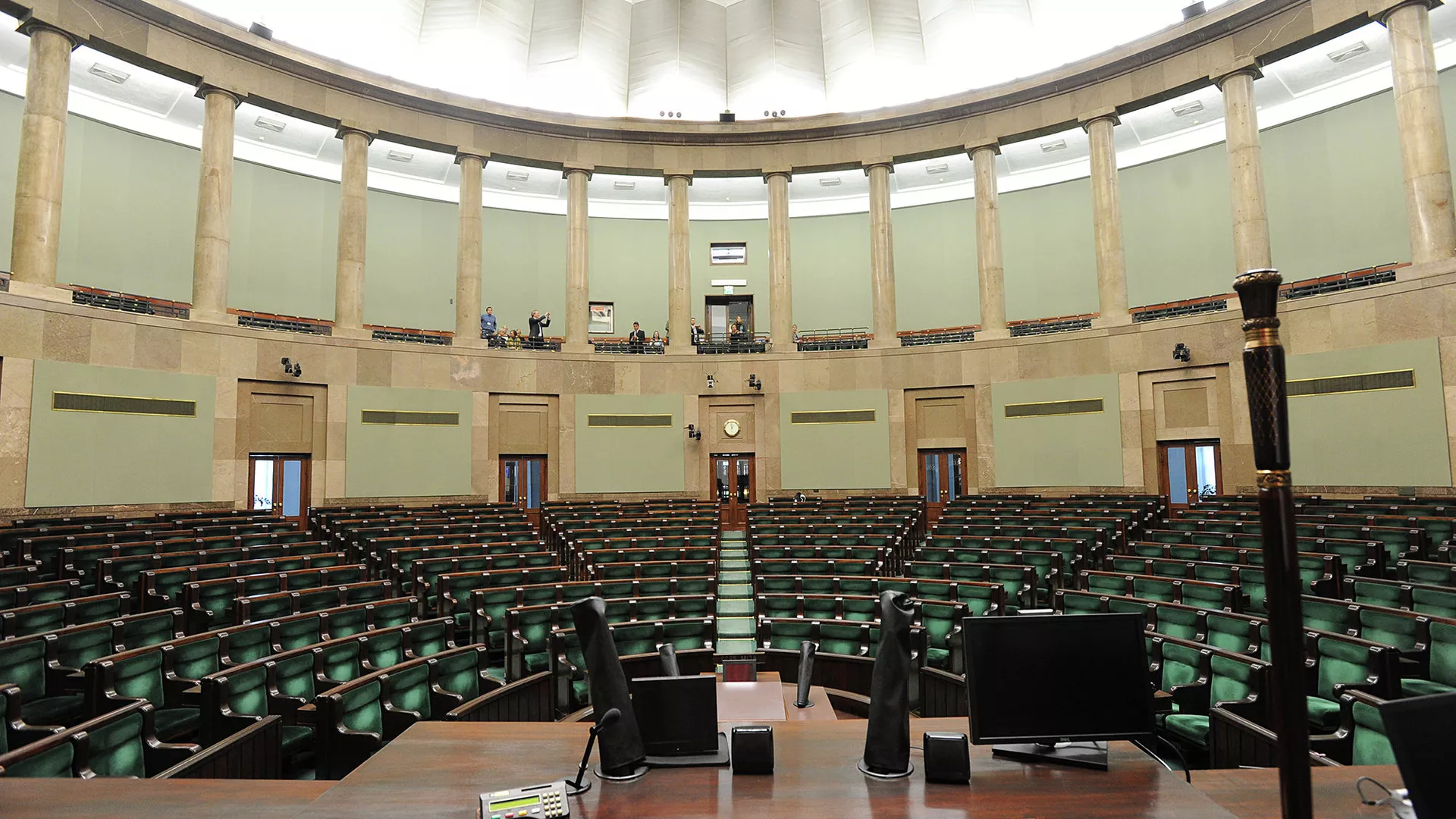 Сейм польши. Парламент Польши здание. Здание польского Сейма. Сейм Польши здание. Зал парламента Польши.