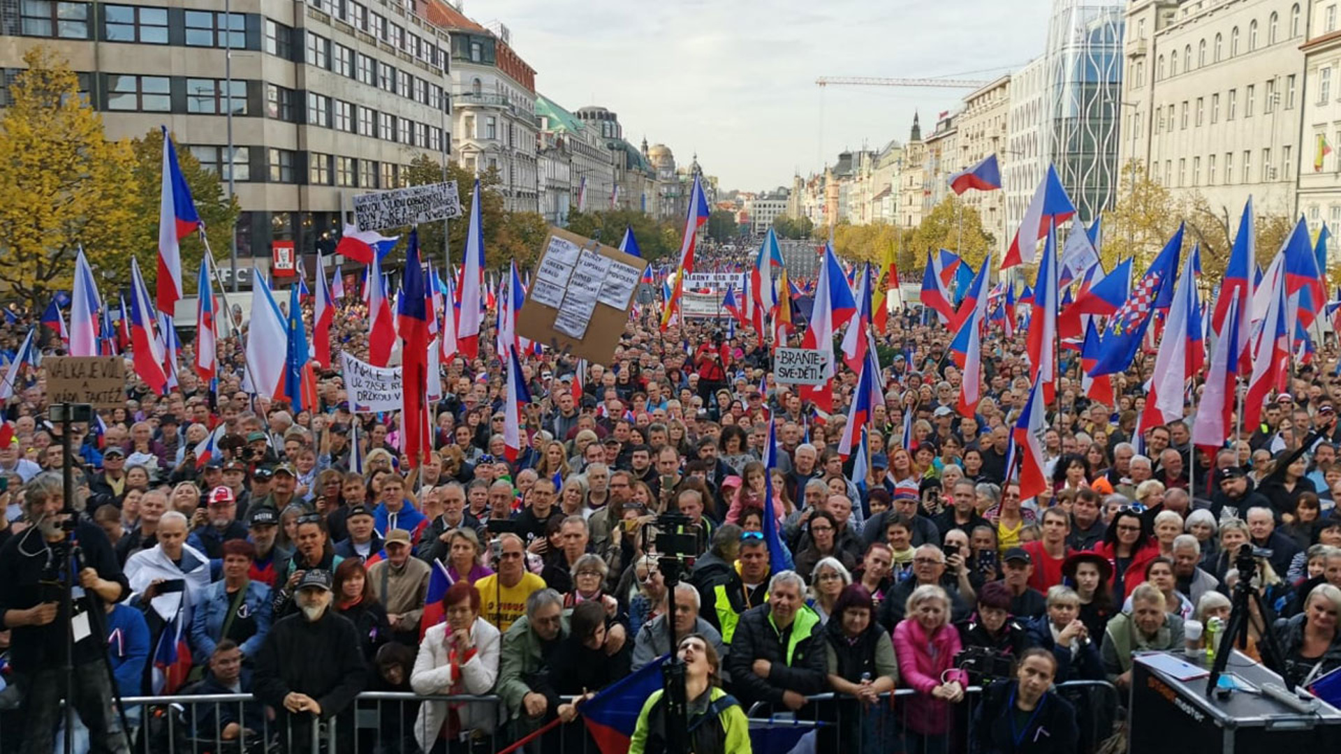 Жители выступили против. Митинг в Праге 2022. Протесты в Чехии. Митинг в поддержку России. Митинги в России 2022.