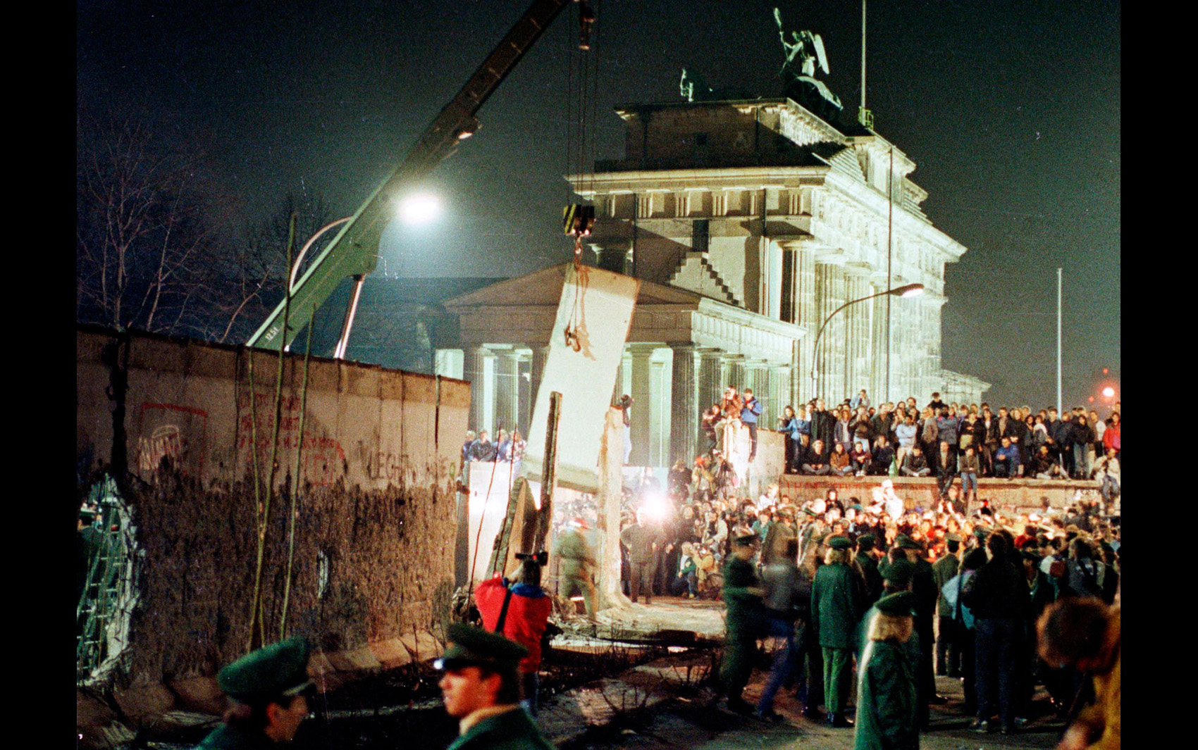 Падение стены гдр. Падение Берлинской стены 1989. 9 Ноября 1989 Берлинская стена. Разрушение Берлинской стены и объединение Германии. Снос Берлинской стены 1989.