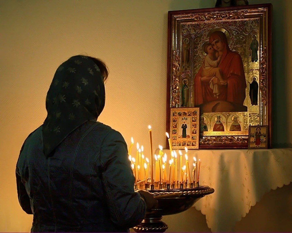 Молитва вдовы до 40. Моление в храме у иконы Богоматери. Люди молятся в церкви. Женщина молится в церкви. Женщина у иконы в храме.