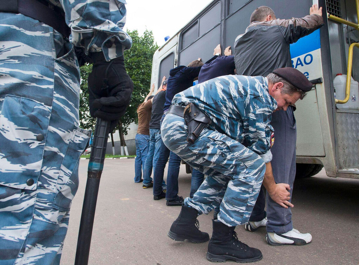 Досмотр это. Обыск человека. Полицейский досмотр. Досмотр задержанного. Наружный досмотр.