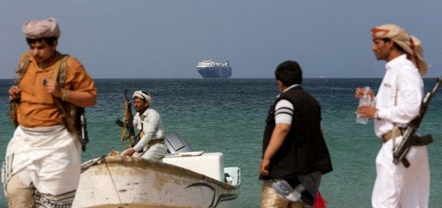 Сейчас перед входом в Красное море (Баб-эль-Мандебский пролив) происходит накопление топливных танкеров и контейнеровозов. По Южному маршруту (в обход) уже прошли 46 контейнеровозов, еще 76 кораблей находится на входе.  ⚠️Параллельно к проливу  8ef60b99fcc30ecbedaf63fd1cb0b