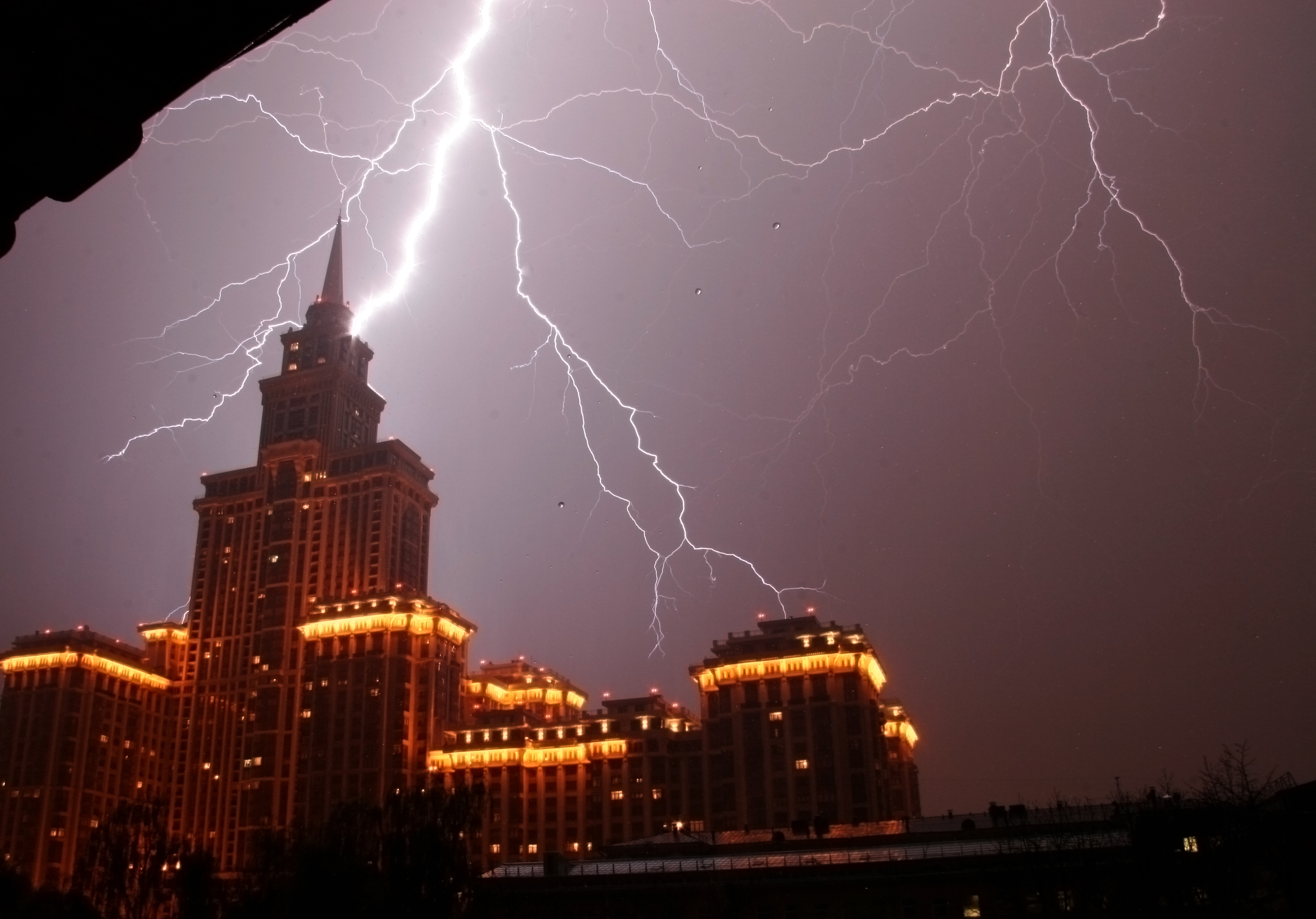 Мгу осадки. МГУ В грозу. Москва Сити гроза. Молния над Москвой. Гроза в городе.