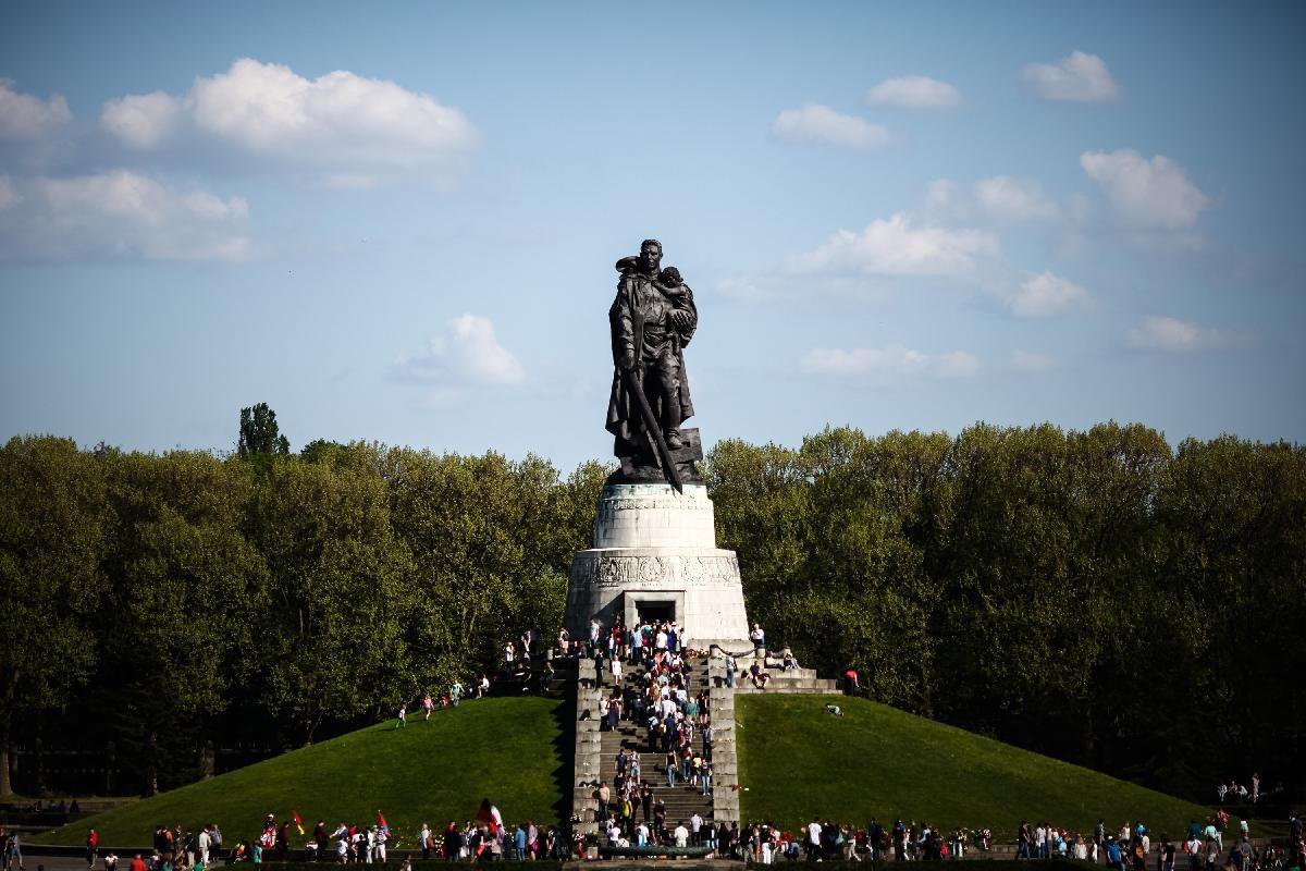 Статуя воина освободителя. Берлин Трептов парк памятник воину освободителю. Воин-освободитель Трептов-парк Берлин. Вучетич. «Воин-освободитель». Трептов-парк, Берлин. Памятник Трептов парк в Берлине.