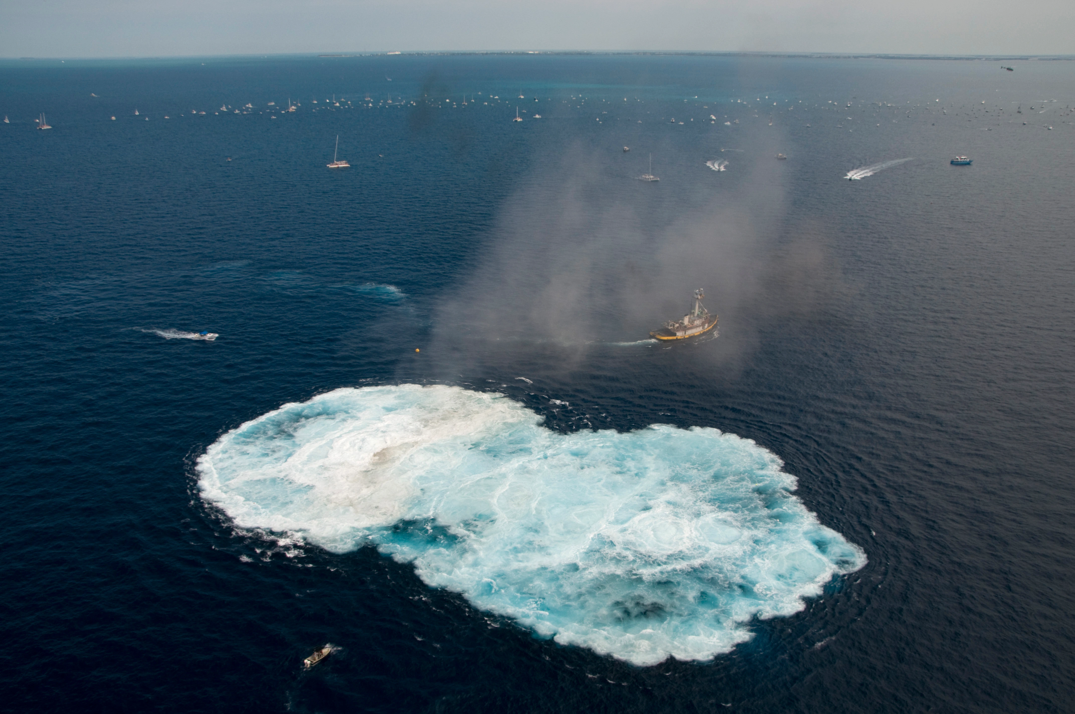 Воздух тихого океана. Кладбище космических кораблей в тихом океане точка Немо. Остров Пальмира тихий океан. Выбросы метана в Бермудском треугольнике.