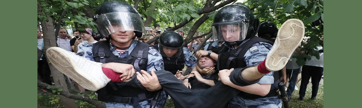 Карать людей. ЛГБТ спецназ. ЛГБТ спецназовец. Менты приехали домой.