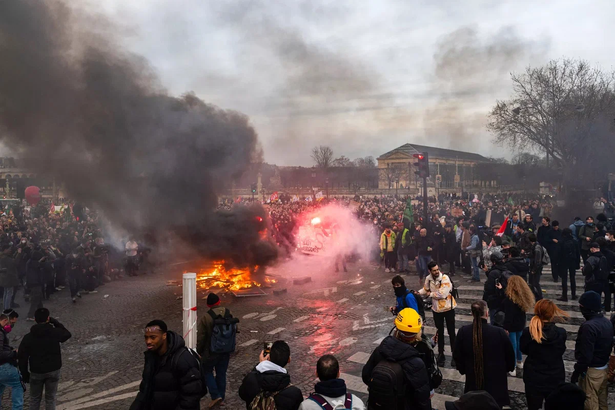 Франция погружается в хаос. Протестующих безжалостно травят собаками, применяют газ и дубинки. Горы мусора, вонь, крысы. На АЗС нет бензина
