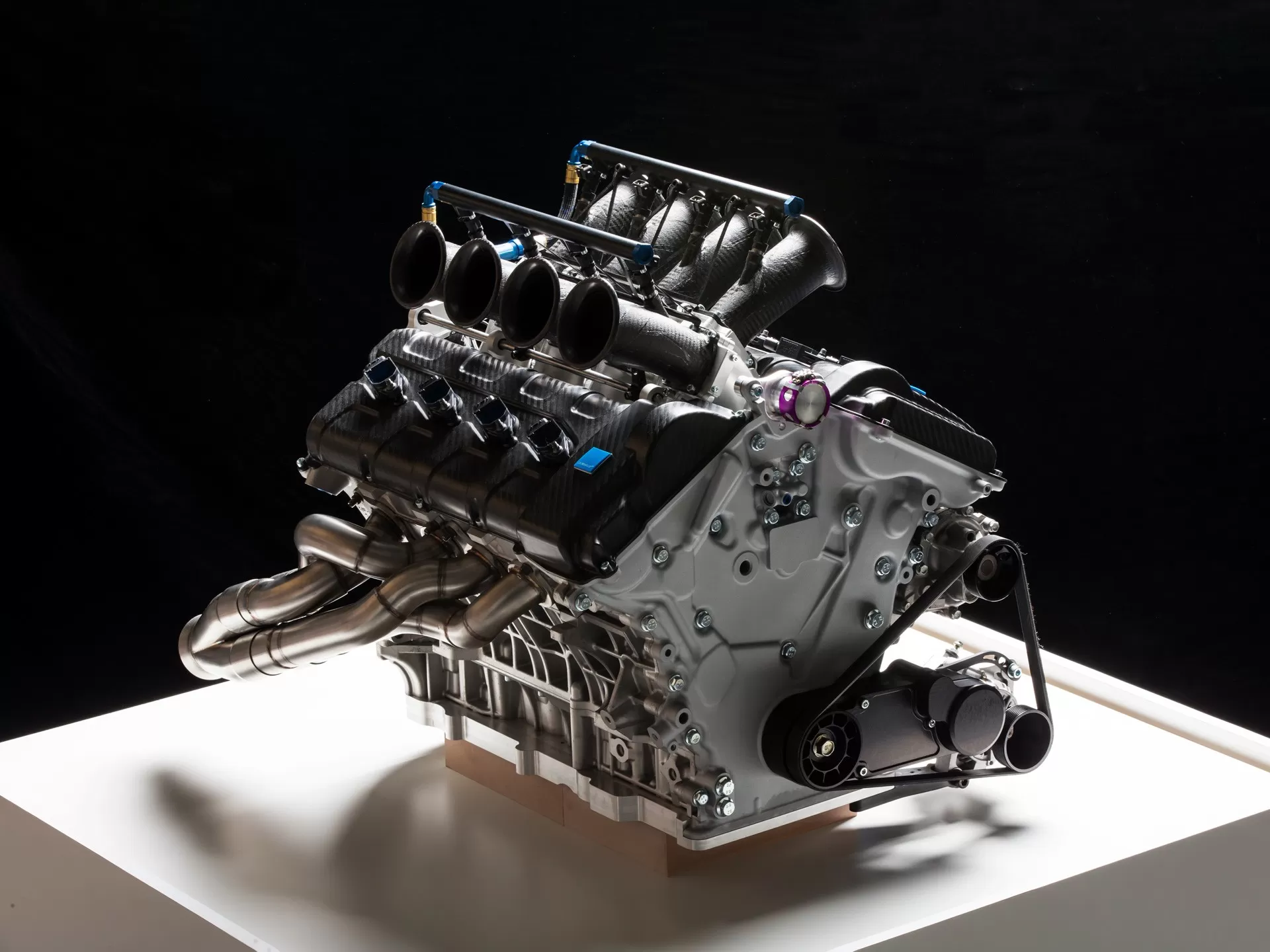 Можно оформить двигатель. Volvo s60 v8. Volvo v8 4.4. Volvo b8444s engine. Двигатель Вольво в8.