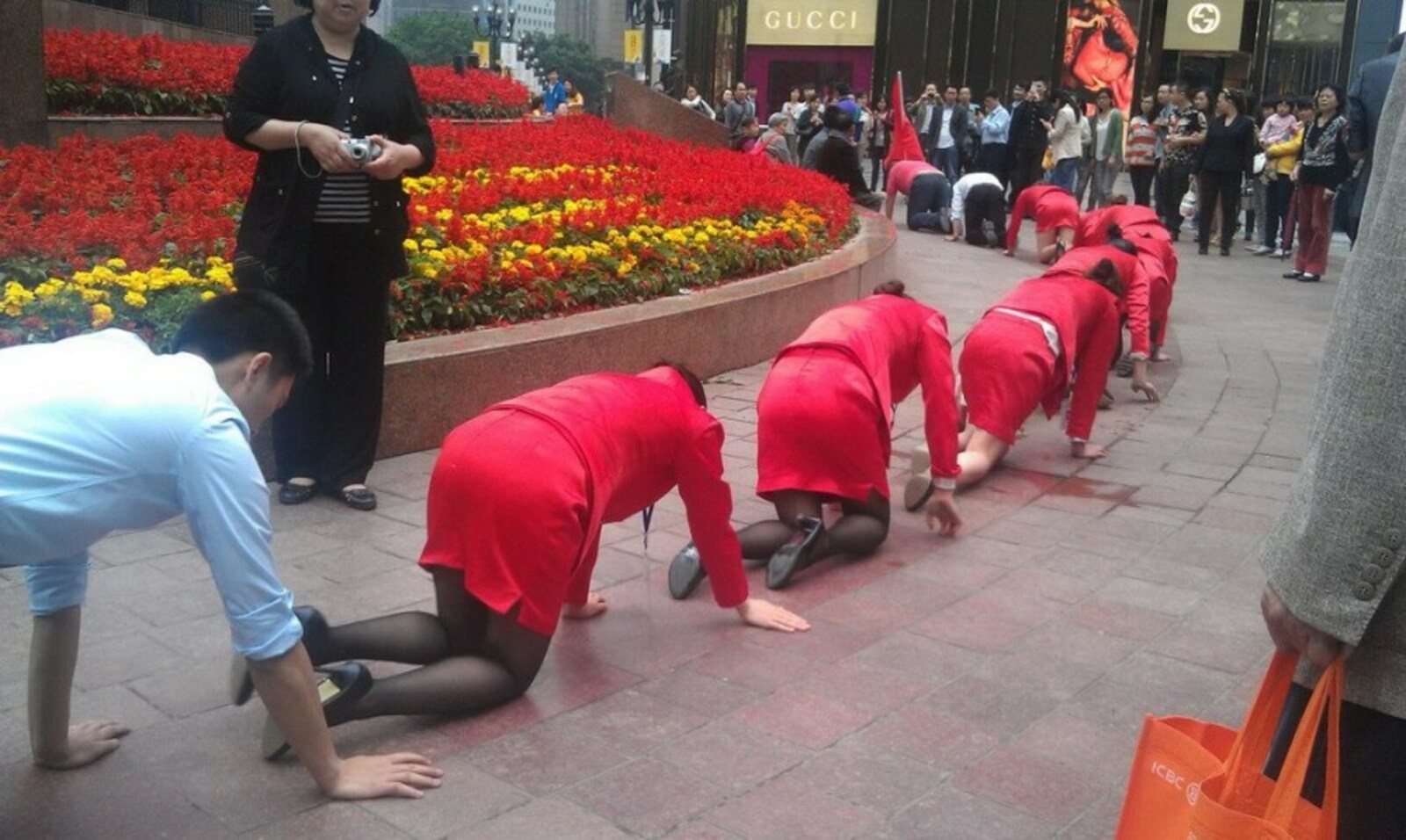 Китайцы ползут на коленях