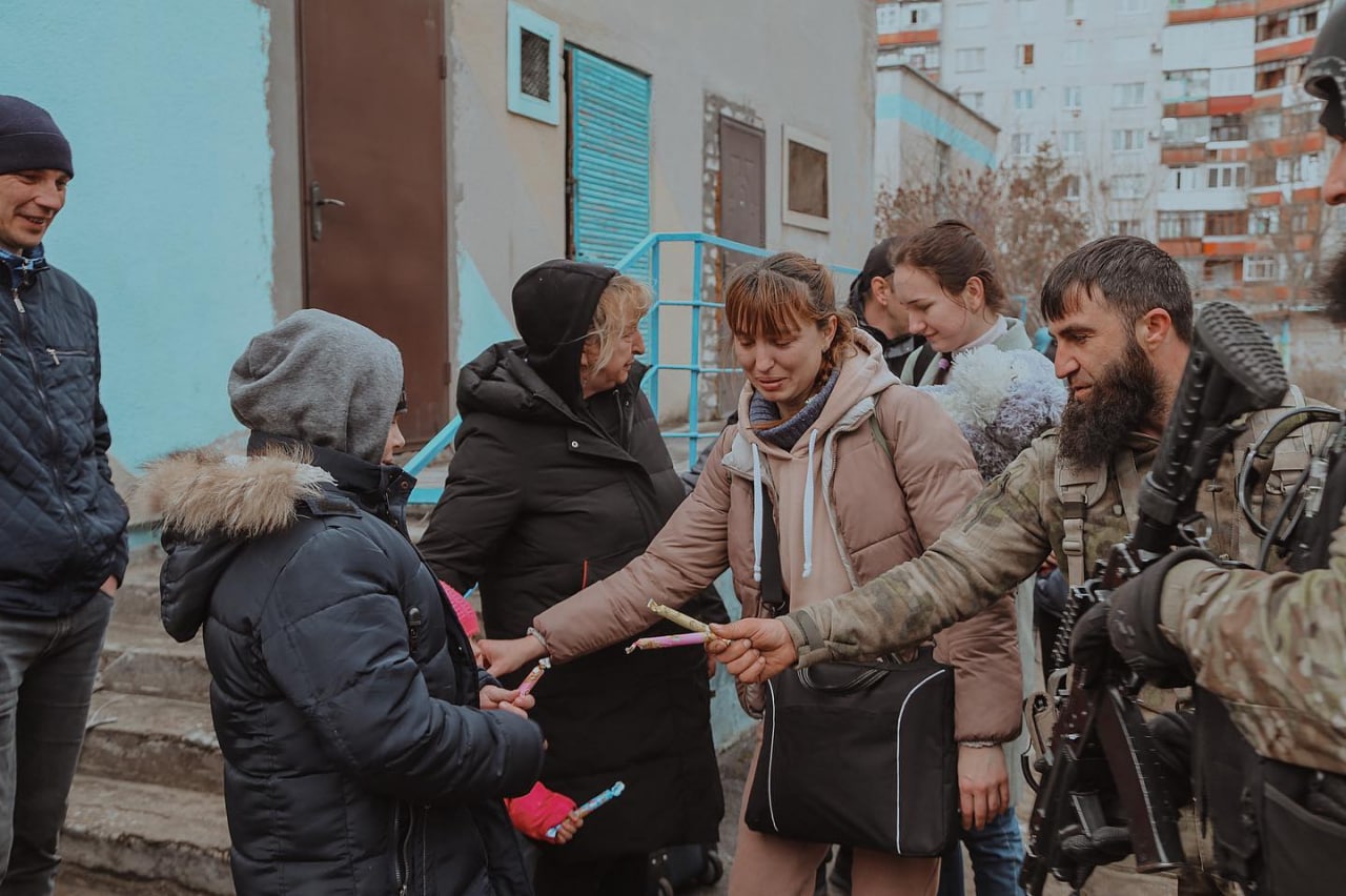 Рубежное сегодня новости последнего часа. Чеченцы в Рубежном. Парк журналистов Грозный. Рубежное 28.03.22. Девятилетний Донбасский мальчик помогает бойцам на блокпосту фото.