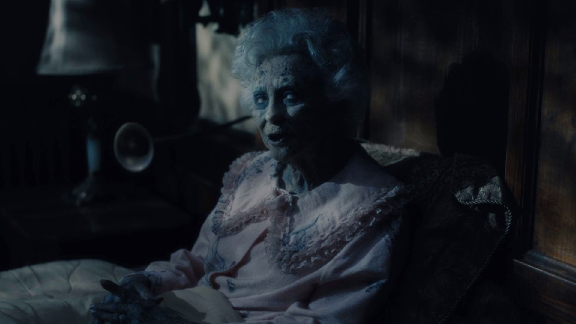Живая мертвая бабушка. Призраки дома на Холме Нелл призрак.