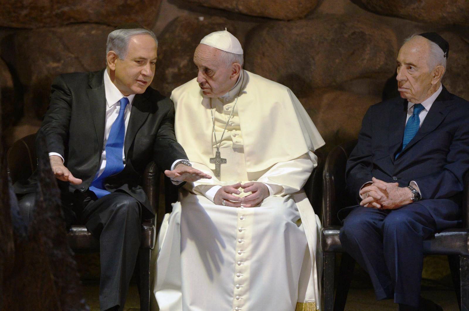Римский еврей. Папа Франциск и Рокфеллер. Папа Франциск целует руку Рокфеллеру. Папа Римский целует руку Ротшильду. Биньямин Нетаньяху папа Римский.