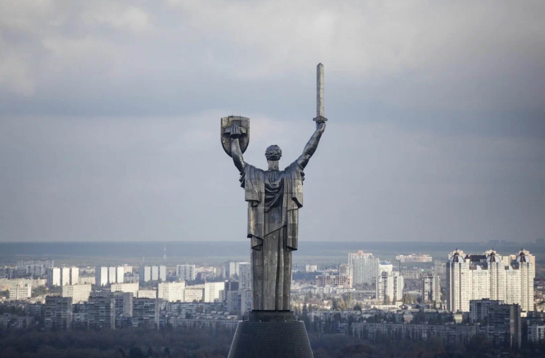 Киев мать. Вучетич Родина мать Киев. Родина мать зовёт памятник Киев. Родина-мать Киев 2022. Самая высокая статуя в Киеве.