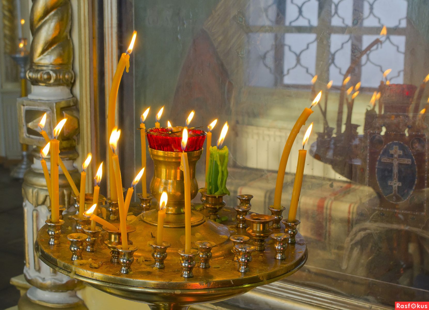 Какому святому поставить свечку. Свечи в церкви. Свечи в православном храме. Подсвечник в храме. Горящие свечи в храме.