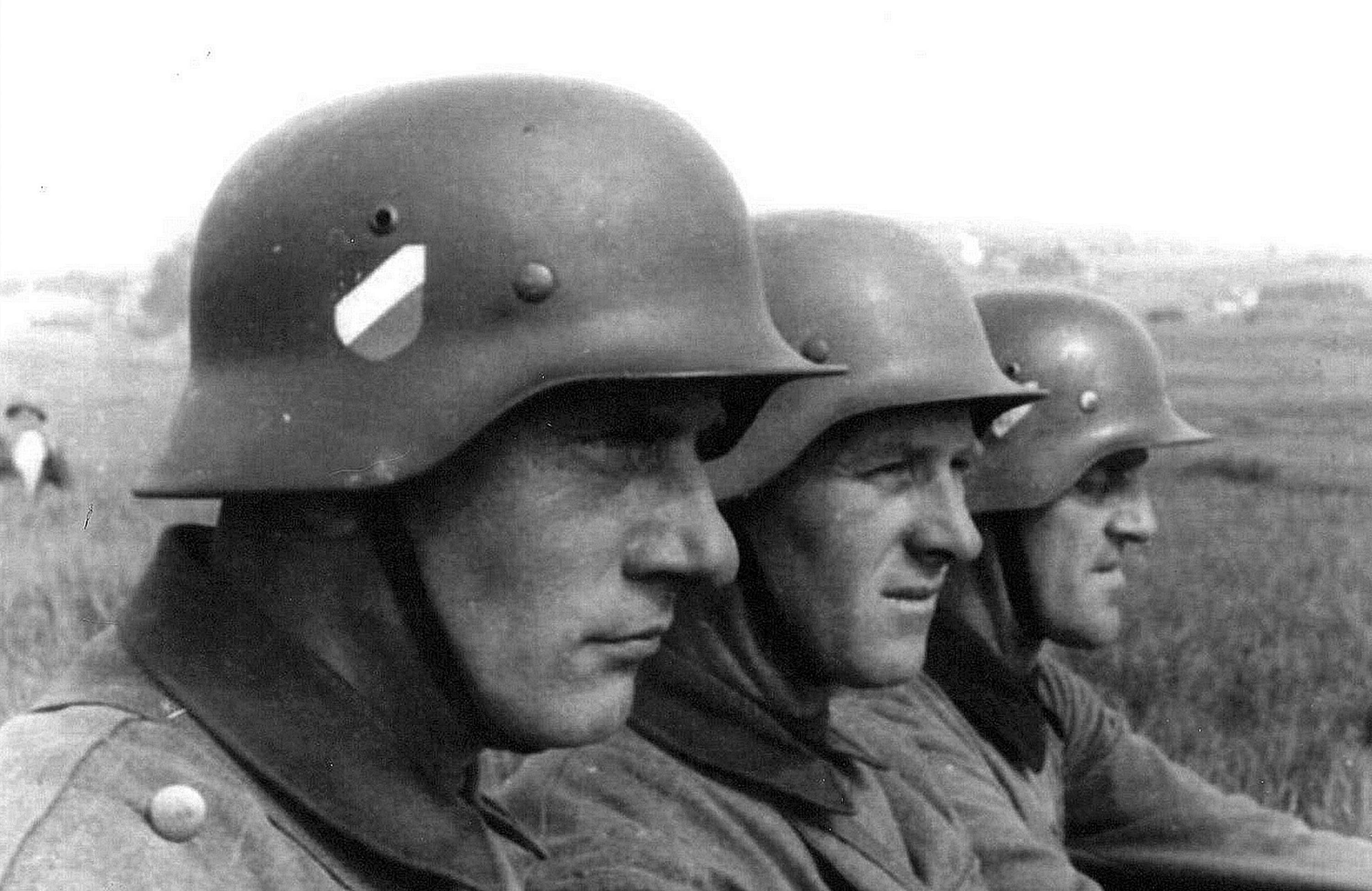 Бывшие немецкие солдаты. Stahlhelm m44. Алекс Штальхельм. Каска солдата вермахта 1941. Каски солдат вермахта второй мировой.