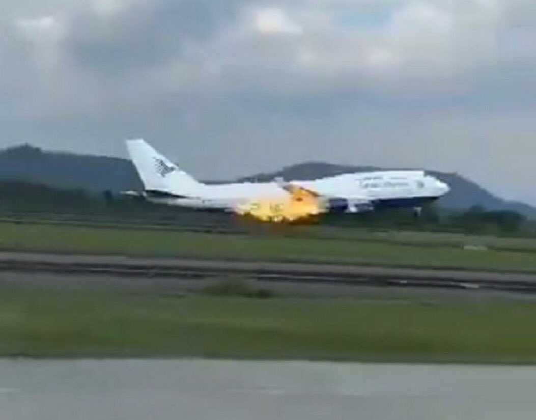Самолет Boeing 747-400, на борту которого находились 468 человек, был вынужден совершить экстренную посадку в Индонезии после того, как двигатель внезапно загорелся сразу после взлета.  Самолет Garuda Indonesia вылетал из индонезийского города  GNuEL0fWgAA_bec