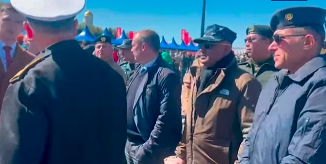 Реакция иностранных генералов, пришедших посмотреть на сгоревшую технику НАТО в Москве