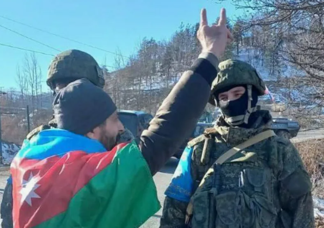 Азербайджанские националисты насмешливо показали русским миротворцам знак 