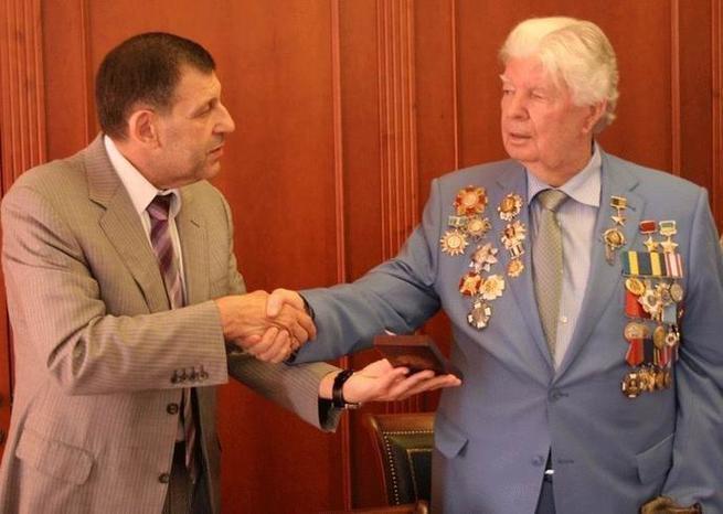 Девальвированная звезда: Луценко обдирает награду отца Порошенко