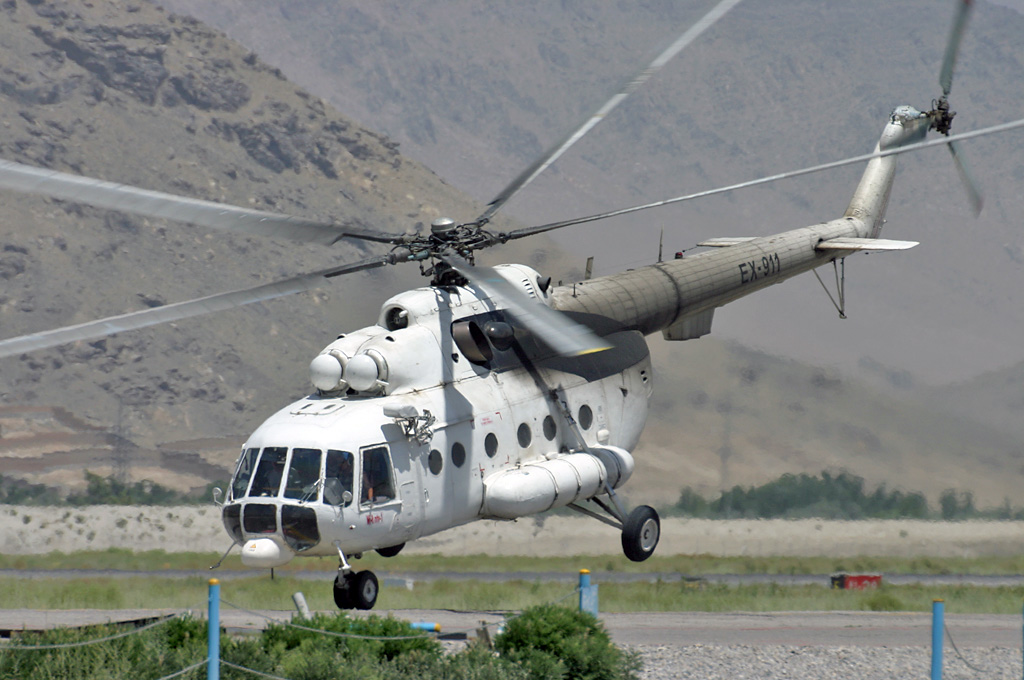 Стоит ми8. Вертолёт ми-8 военный. Ми-17 вертолет. Mi 8 вертолет. Ми8 вертолет Туркменистан.