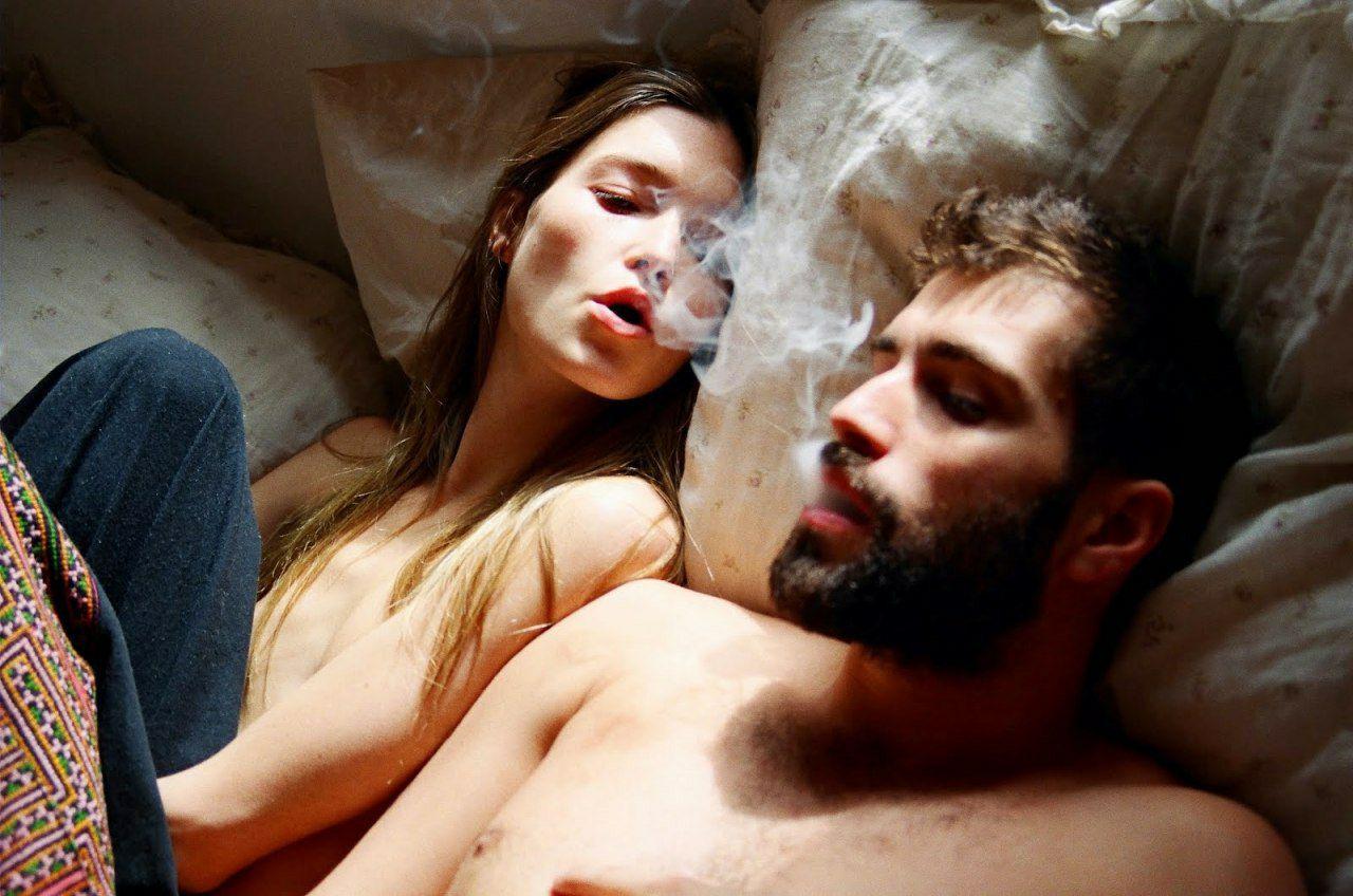 Парень курит с девушкой