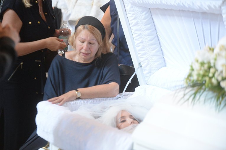 Прощание с ириной. Похороны Ирины Бережной могила. Похороны Ирины Бережной в Киеве.