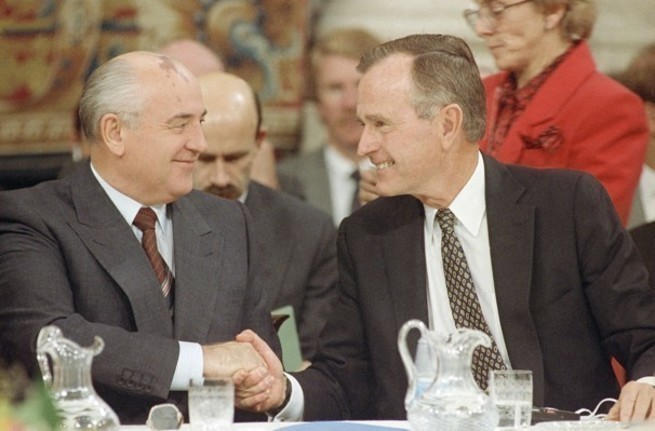Ровно 30 лет назад Горбачёв окончательно оформил сдачу Советского Союза 