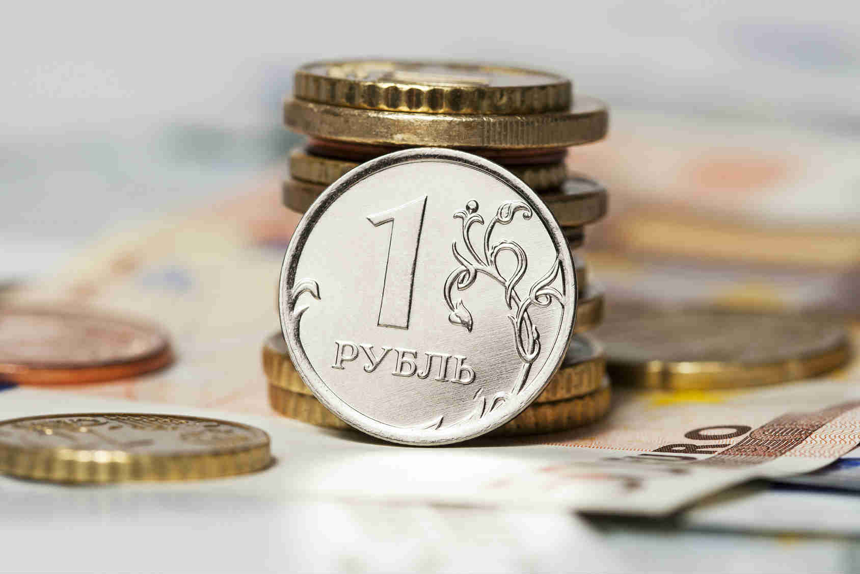 Эксперты ищут причину падения рубля после подписания закона о санкциях
