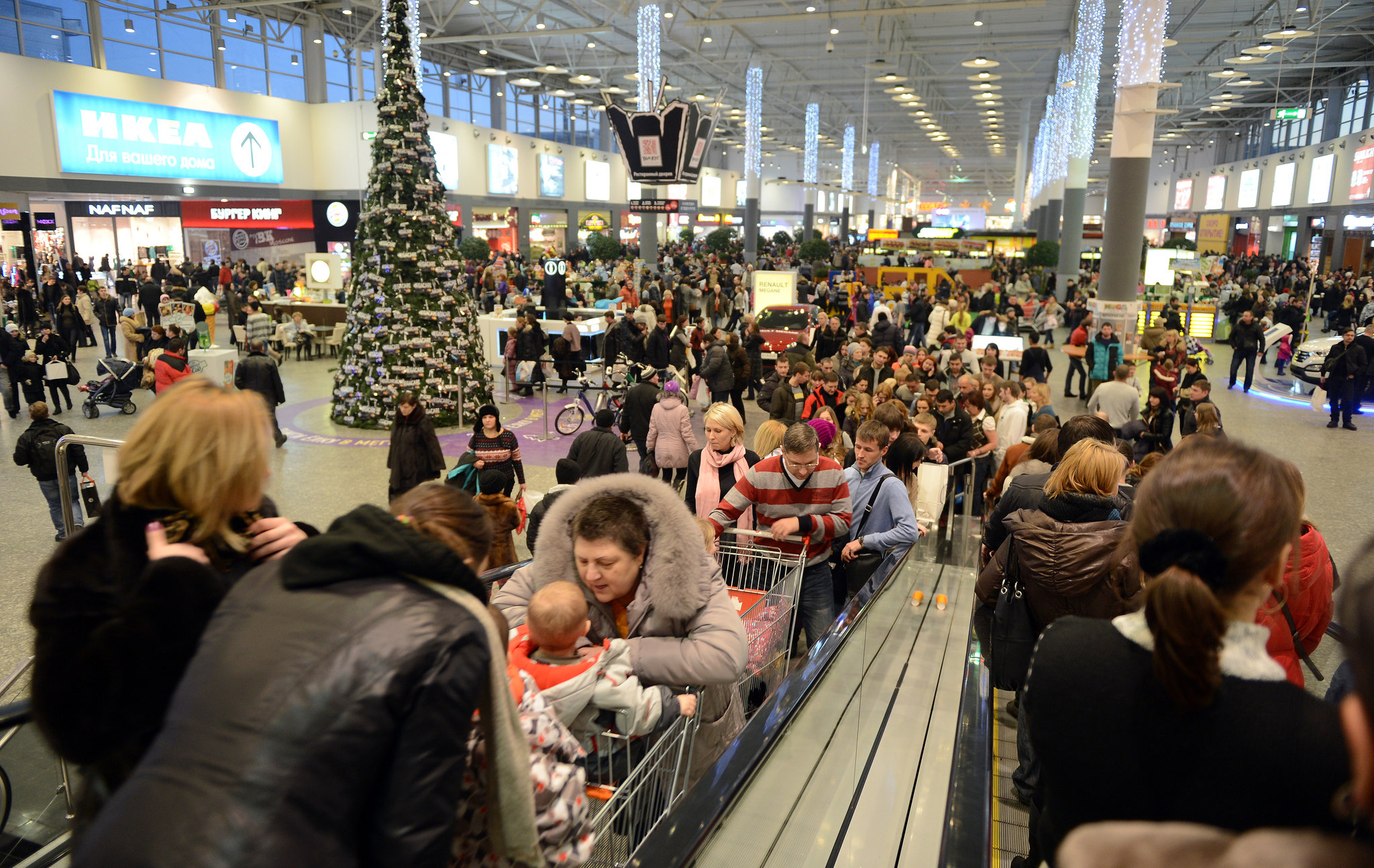 Russian shopping. Люди в торговом центре Москва. Много людей торговый центр в Москва. Россия Молл. Москва Реалии.