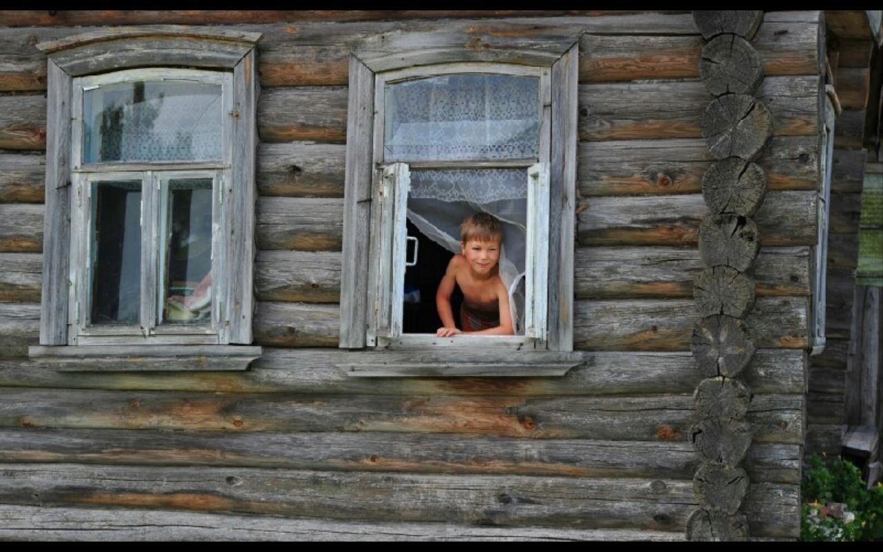 Бабушка у окна в деревне