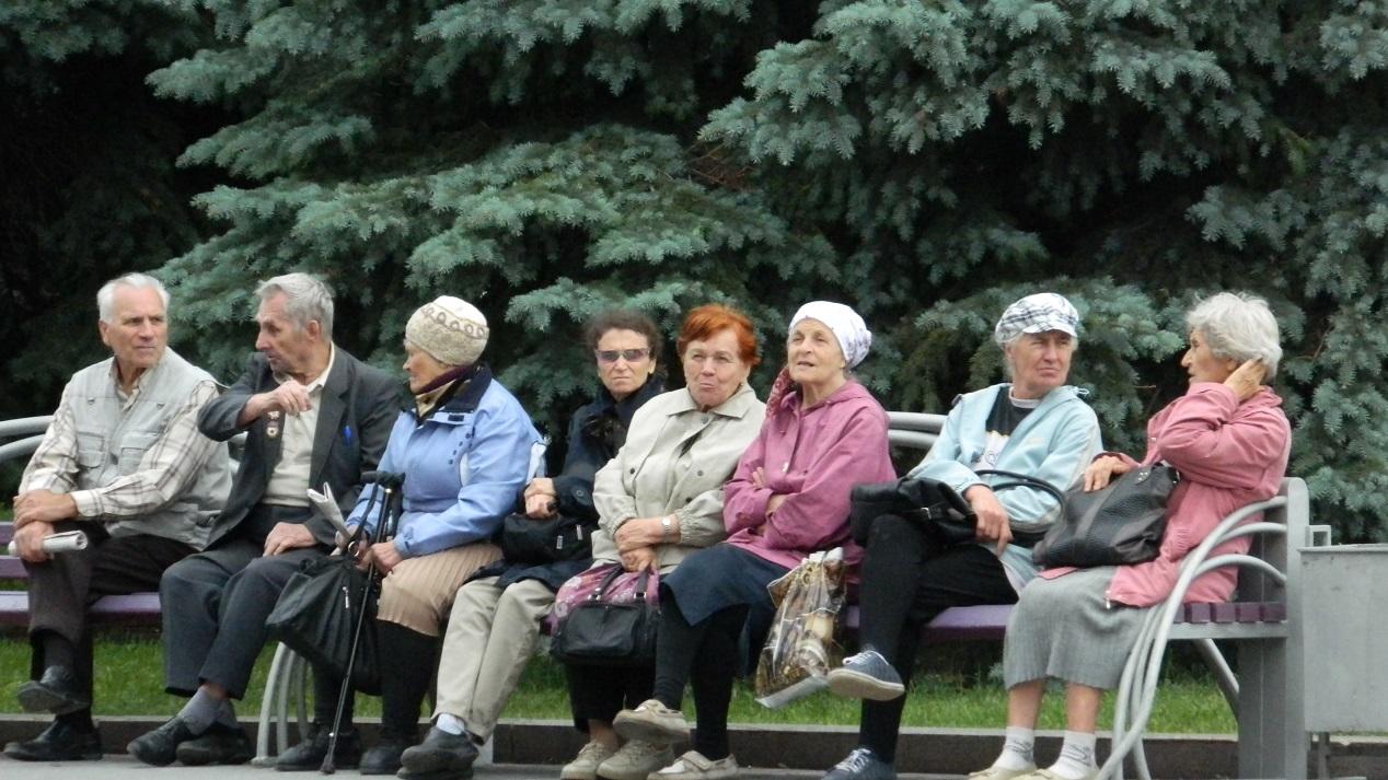 Новости про пенсионеров сегодня. Пенсионеры в России. Много пожилых людей. Пенсионеры на лавочке. Пожилые люди в России.