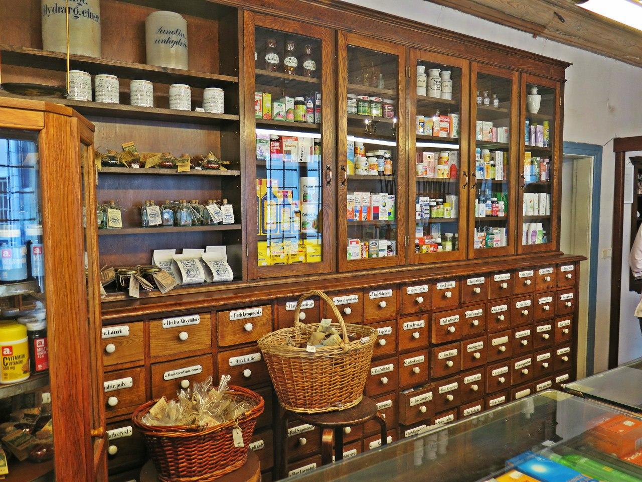 Аптека 1 заказать. Аптека-музей «Старая морская аптека». Первая аптека в мире. Старинная аптека Москва. Интерьер старинной аптеки.