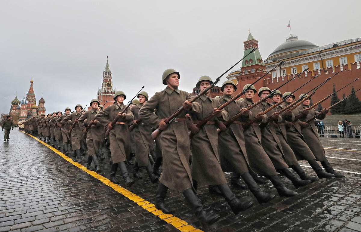 Военный парад на красной площади дата. Парад 7 ноября 1941. Парад на красной площади 7 ноября 1941 года. Марш в Москве 1941. Реконструкция парада 7 ноября 1941 года Москва.