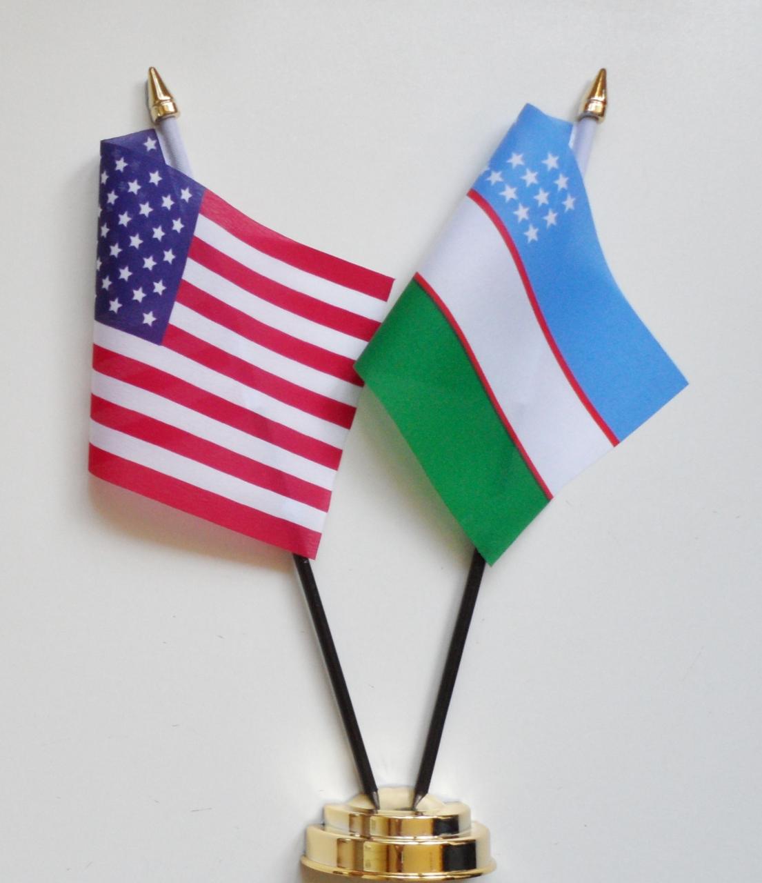 Американский узбекский. Флаг США И Узбекистана. Флаг Америка Узбекистан. Флагшток Узбекистан американский. Узбекский и американский флаг.