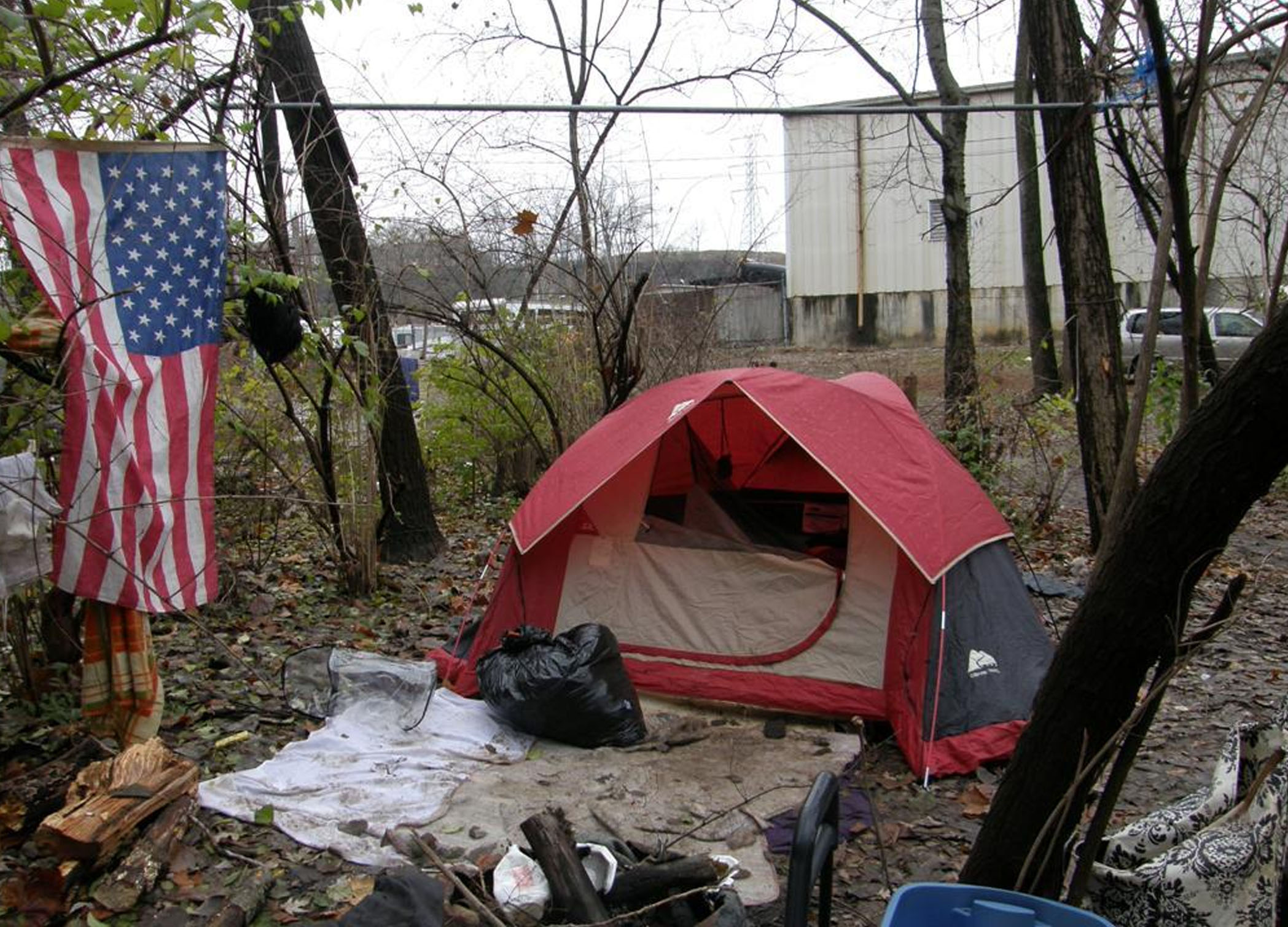 Бомжи в палатке. Палатки бомжей в США. Палаточный домик бомжей в Америке. Палатки на улицах США.