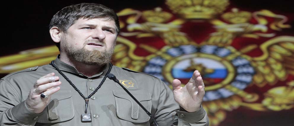 Я Рамзан Тныбеков. Кадыров говорит речь за стойкой в полный рост. Кадыров говорит Дон. Кадыров говорит по телефону.