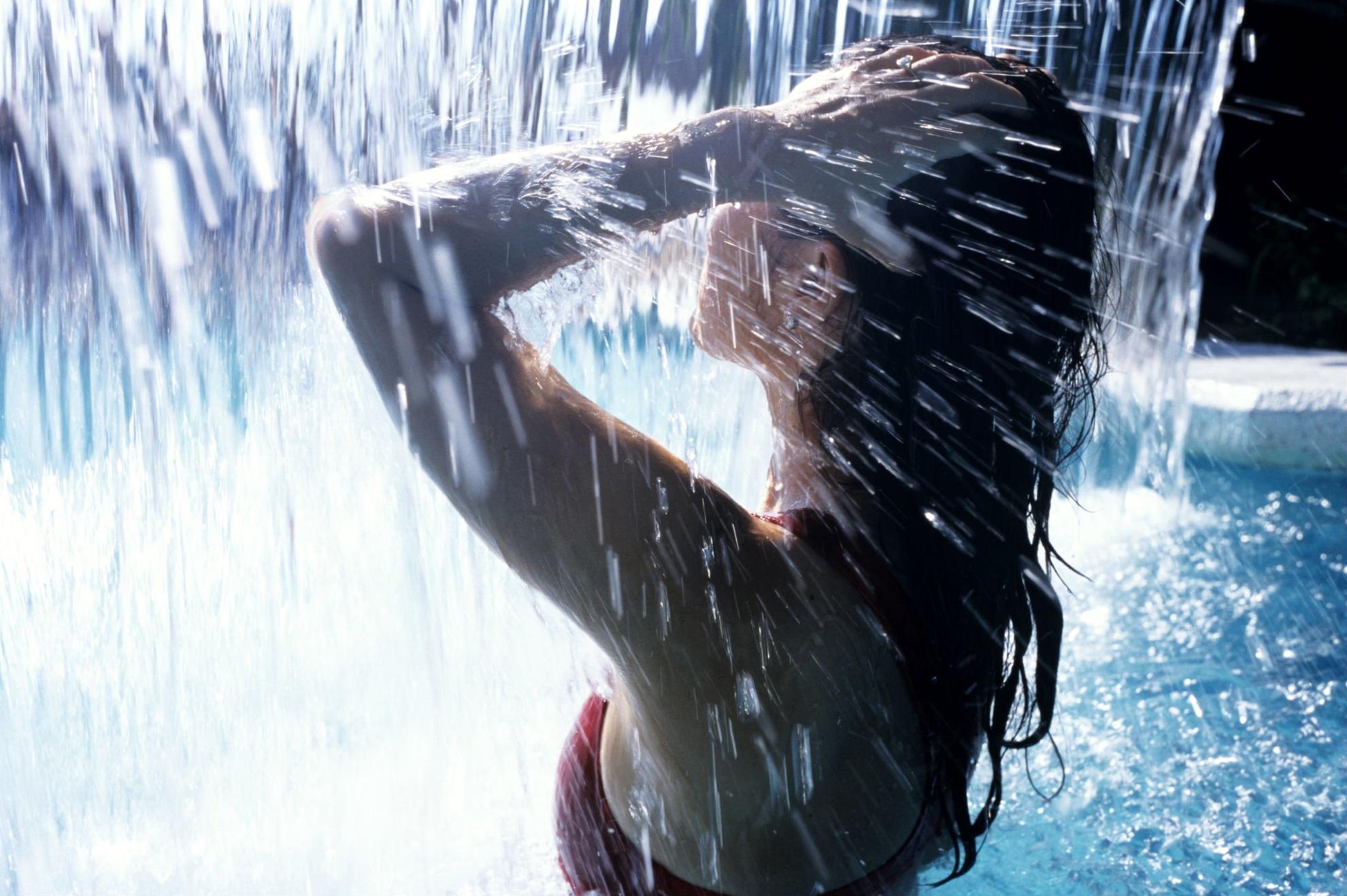 Холодная вода слушать. Обливание водой девушка. Девушка под струями водопада.