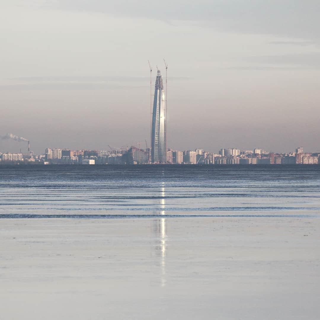 30 метров. Лахта-центр в Санкт-Петербурге с моря. 462-Метровый небоскреб 