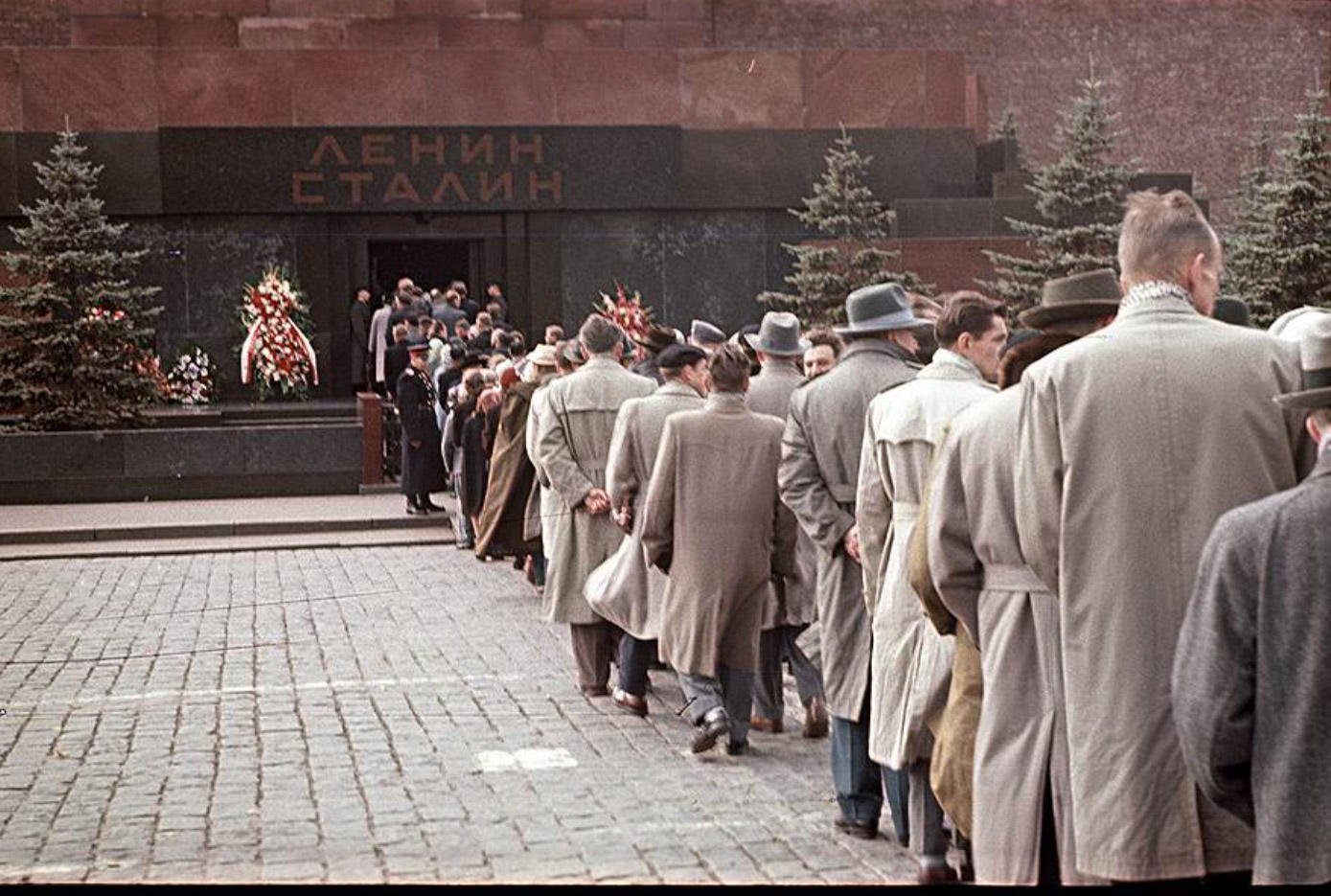 Как отнеслось население к смерти ленина совсем. Мавзолей Ленина и Сталина. Мавзолей Ленина Сталина 1953.