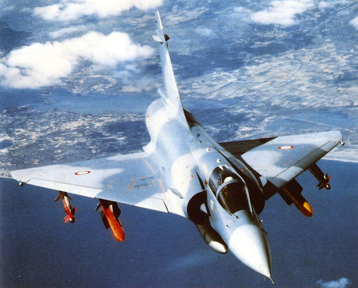Французский истребитель. Французский самолет Мираж 2000. Дассо Мираж 2000. Истребитель Mirage 2000. Французский истребитель Мираж.